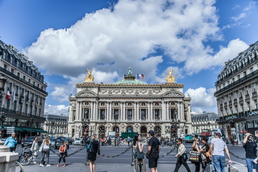 Μπαλαρίνες χόρεψαν τη Λίμνη των Κύκνων έξω από την Όπερα του Παρισιού - Media