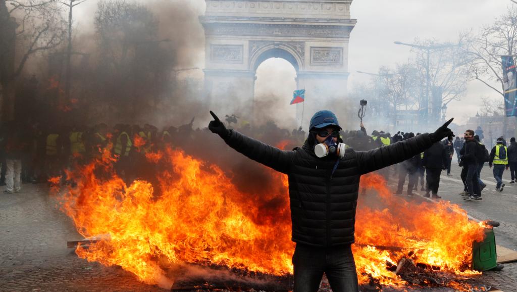 Πεδίο μάχης το Παρίσι: Δακρυγόνα και βόμβες μολότοφ - Συγκρούσεις μεταξύ αστυνομικών και διαδηλωτών  - Media