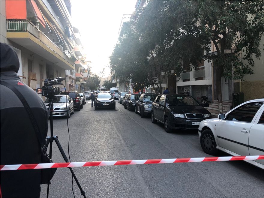 Σοκαριστικές λεπτομέρειες: Κάμερα κατέγραψε τον 21χρονο σε κάδο σκουπιδιών στα Πετράλωνα - Είπε ότι τεμάχισε τον νονό του - Media