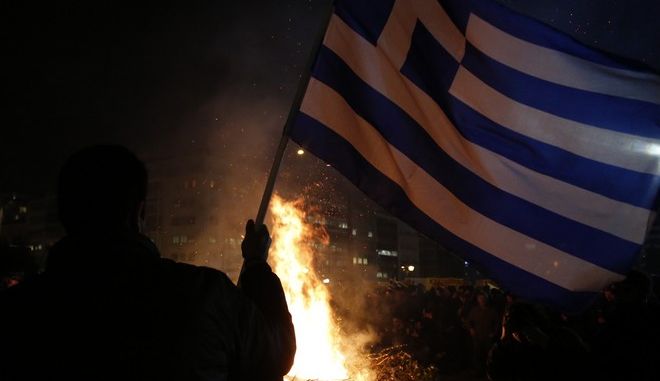 Πατήσια: Σύλληψη αστυνομικού που έκαψε την ελληνική σημαία - Τελούσε σε καθεστώς άδειας - Media