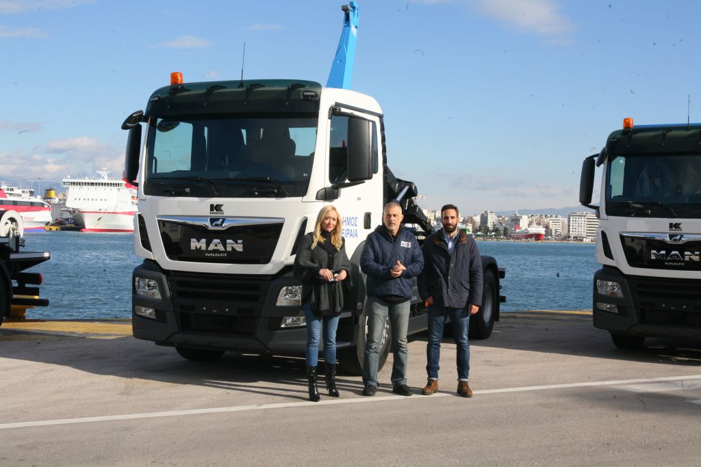 Δήμος Πειραιά: Ο Γ. Μώραλης παρουσίασε τα τρία νέα υπερσύγχρονα οχήματα καθαριότητας (Photos) - Media