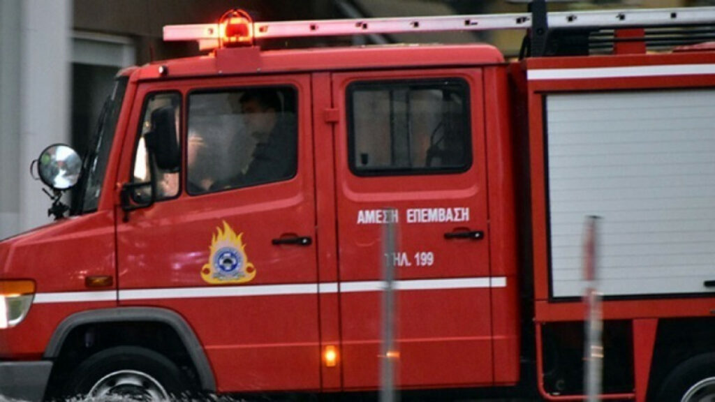 Υπό έλεγχο πυρκαγιά σε εγκαταλελειμμένο κτίριο στο κέντρο της Αθήνας  - Media