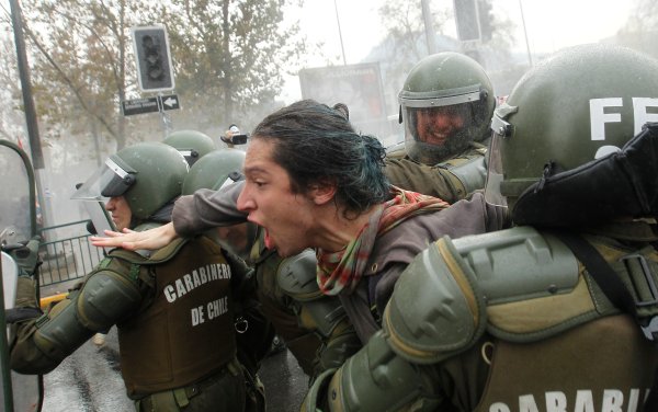 Χιλή: Φυλακίστηκαν αστυνομικοί-«κίνδυνος για την κοινωνία» – Βασάνισαν και βίασαν φοιτητή - Media