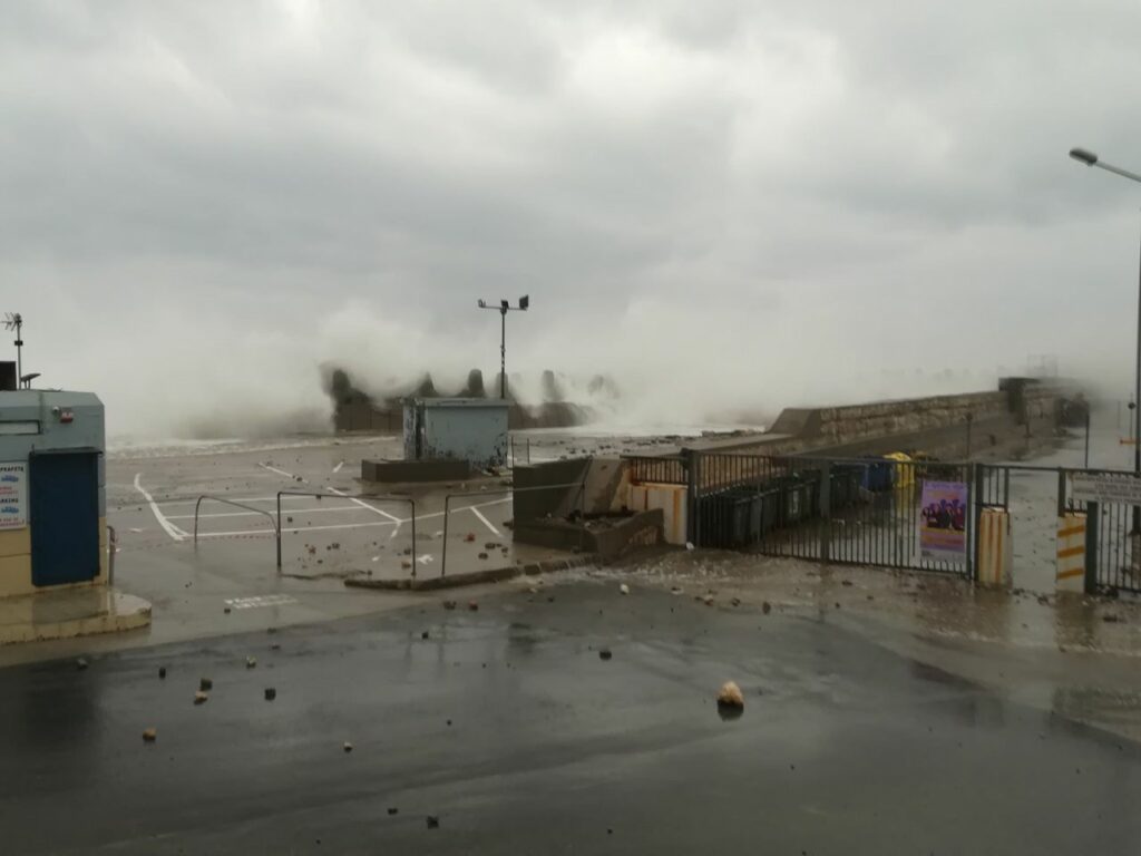 Παρά τρίχα τραγωδία: Ναυτικός έπεσε από πλοίο - Media