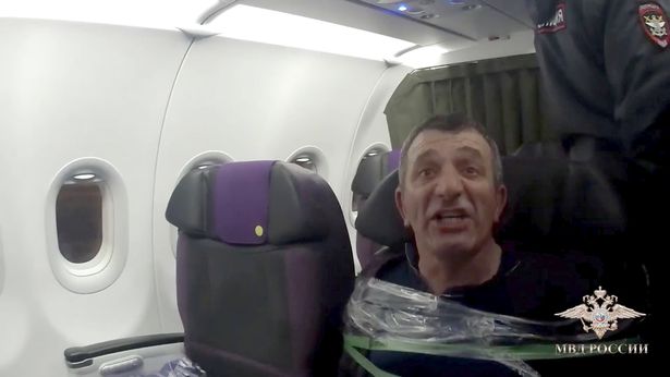 Έδεσαν με μονωτική ταινία στο κάθισμα της πρώτης θέσης μεθυσμένο επιβάτη που είχε κάνει το αεροπλάνο άνω κάτω (Photos)  - Media