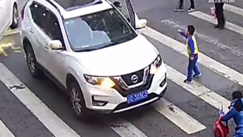 Ατρόμητος μπόμπιρας τα βάζει με οδηγό που πάτησε με το αυτοκίνητο την μητέρα του (Video) - Media