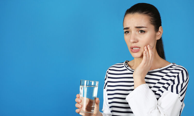 Ευαίσθητα δόντια: Πώς θα ανακουφιστείτε άμεσα από τον πόνο (Video) - Media
