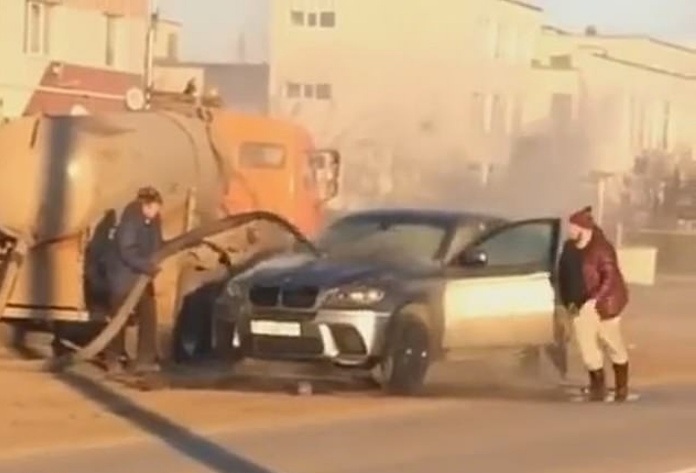 Έσβησε τη φωτιά σε αυτοκίνητο περαστικού με… βοθρολύματα (Video) - Media