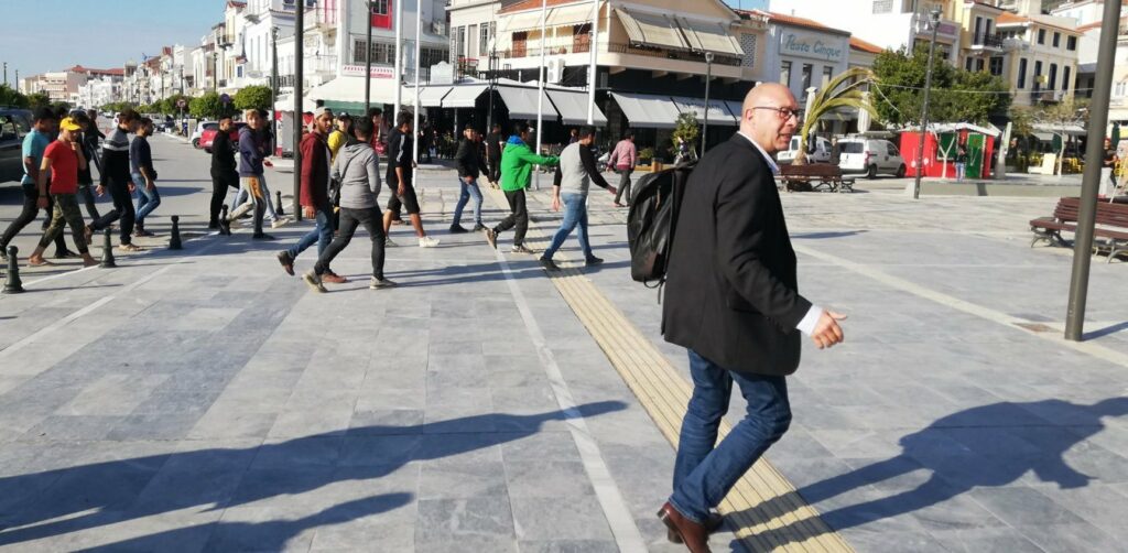 Ο δήμαρχος Σάμου εκδιώχνει μετανάστες από πλατεία του νησιού - «Απετράπη κατάληψη» (Video) - Media