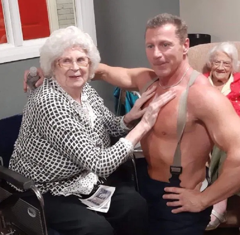 Στριπτίζ μέσα σε οίκο ευγηρίας - Οι γιαγιάδες ούρλιαζαν και χειροκροτούσαν τον στρίπερ (Photos) - Media