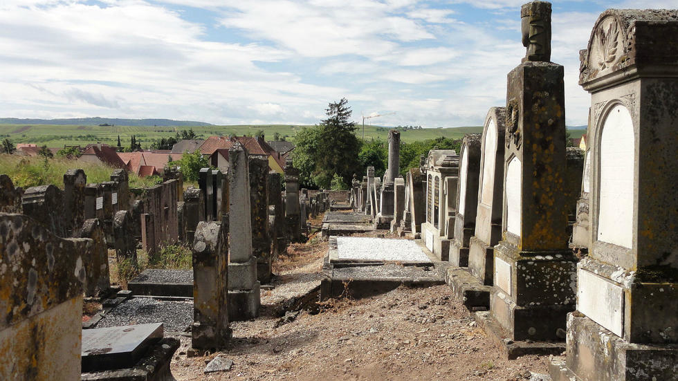Βεβήλωσαν με σβάστικες εκατοντάδες εβραϊκούς τάφους (Photos) - Media
