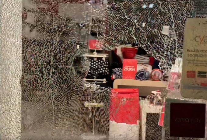 Θεσσαλονίκη: Ζημιές από κουκουλοφόρους σε καταστήματα  - Media