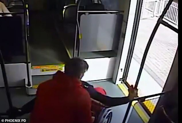 Κακοποίησε ανάπηρη γυναίκα για να της κλέψει το αμαξίδιο – Τον κυνήγησαν οι επιβάτες του τρένου (Video) - Media