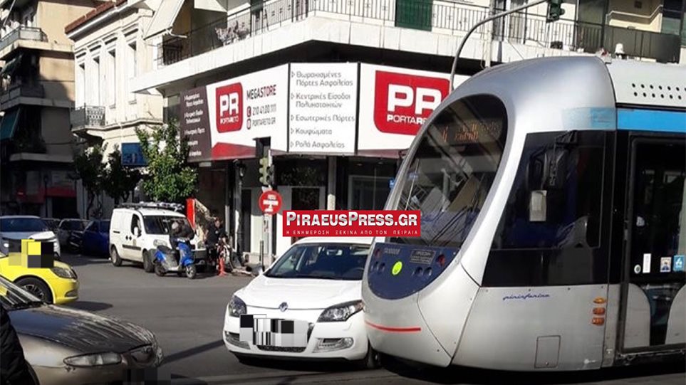 Τροχαίο με το τραμ στο κέντρο του Πειραιά - Media