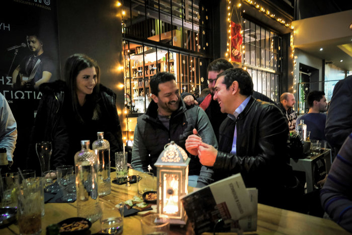 Αλεξανδρούπολη: Βραδινή έξοδος Τσίπρα σε μπαρ - Με δερμάτινο και χαλαρή κουβέντα (Photos) - Media