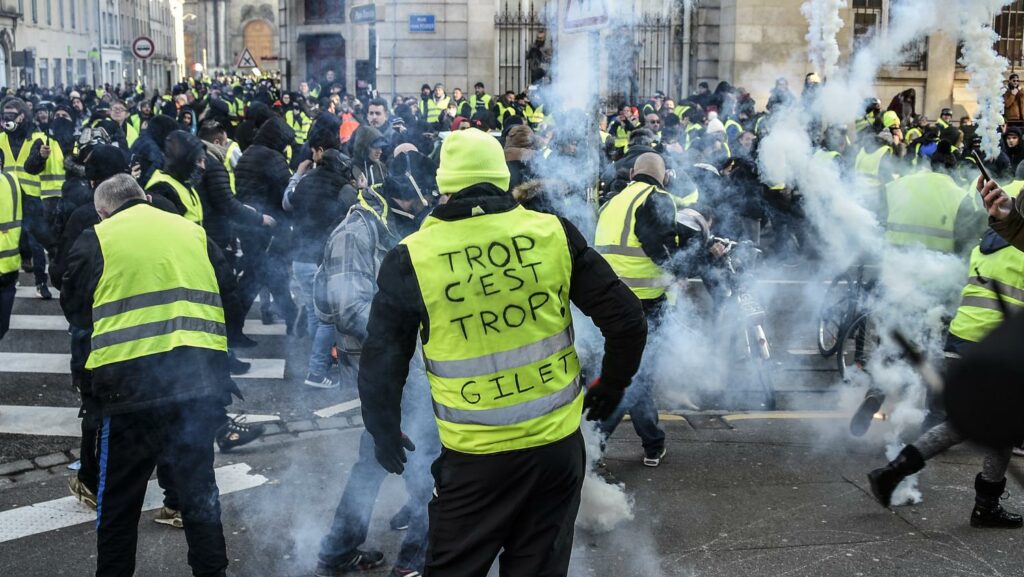 Γαλλία: Νέες διαδηλώσεις Κίτρινων Γιλέκων - Με χημικά «απάντησε» η Αστυνομία (Videos)  - Media
