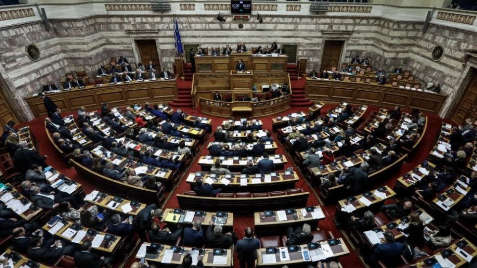 Βουλή: Ποιος βουλευτής δυσκολεύει τα κορίτσια της νοηματικής - Media