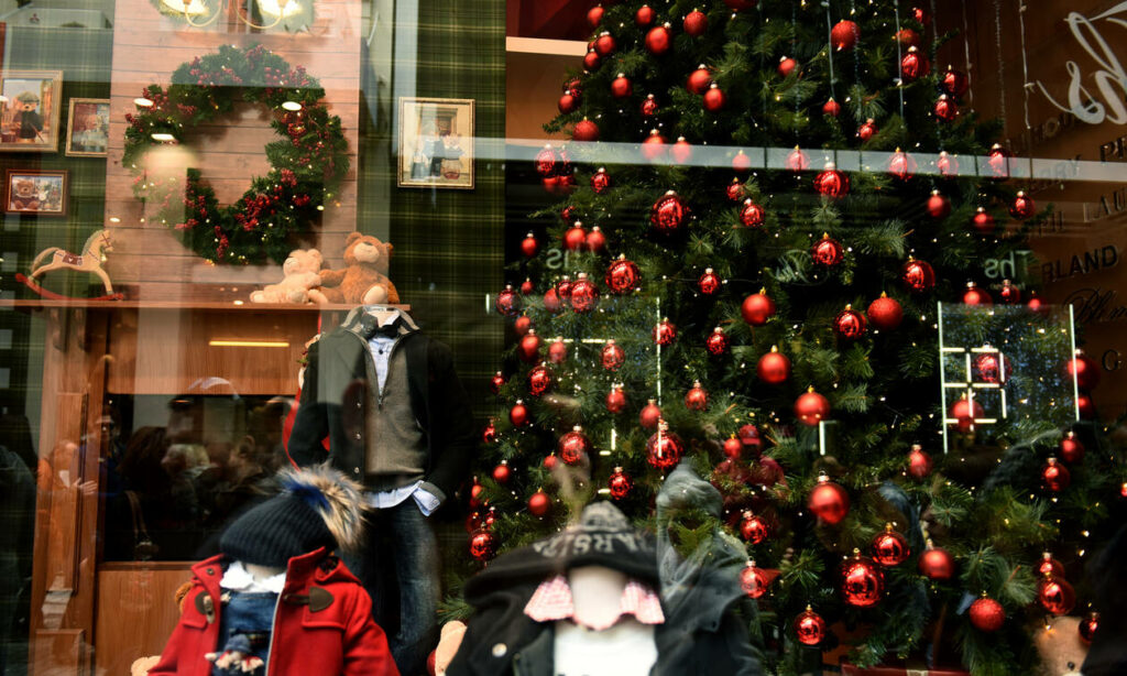 Εορταστικό ωράριο: Ποιες ώρες θα είναι ανοιχτά τα καταστήματα από σήμερα μέχρι την παραμονή Πρωτοχρονιάς - Media