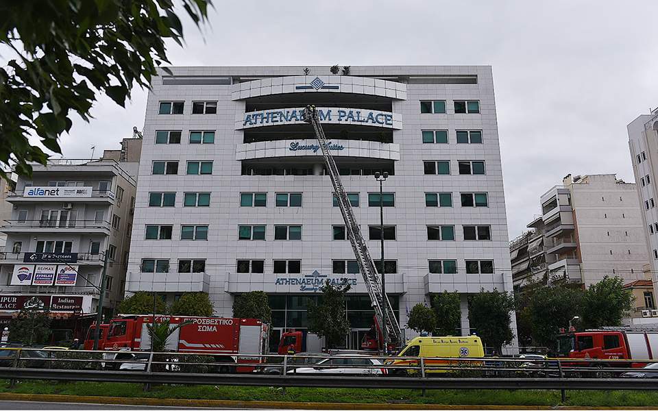 Το Ανθρωποκτονιών ανέλαβε την υπόθεση της πυρκαγιάς στο ξενοδοχείο της Λ. Συγγρού - Media