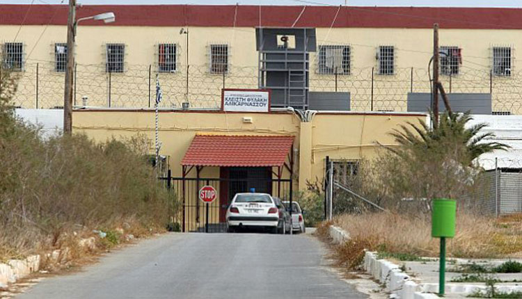Μάθημα ανθρωπιάς από φυλακισμένο στην Κρήτη: Φροντίζει τον συγκρατούμενό του που πάσχει από άνοια - Media