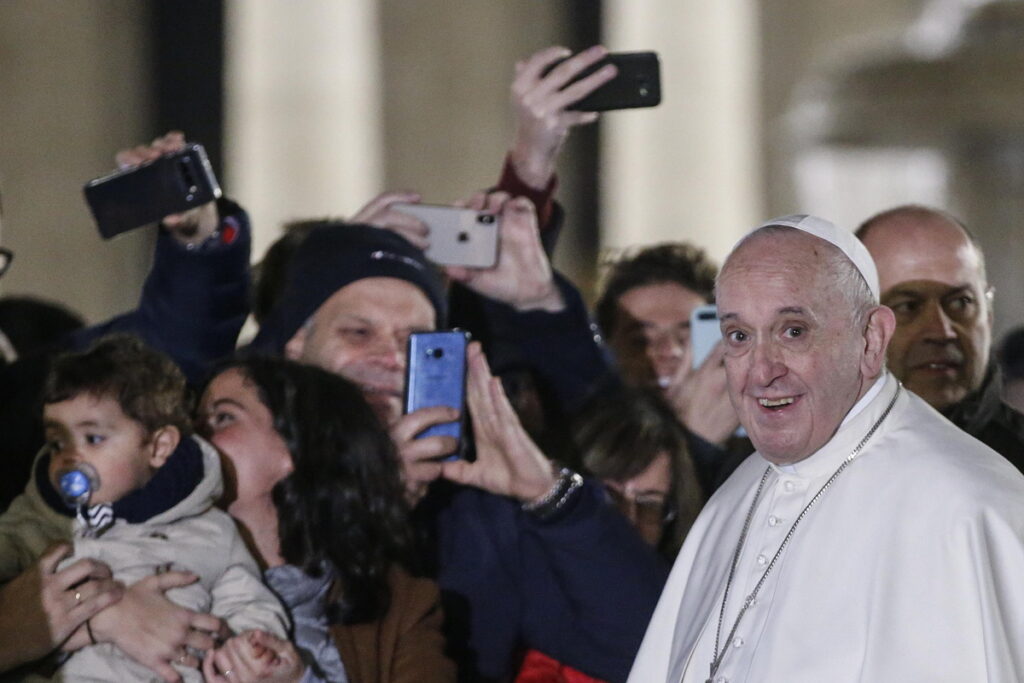 Πάπας Φραγκίσκος: Νευρίασε με πιστή που τον τράβαγε από το χέρι (Video) - Media
