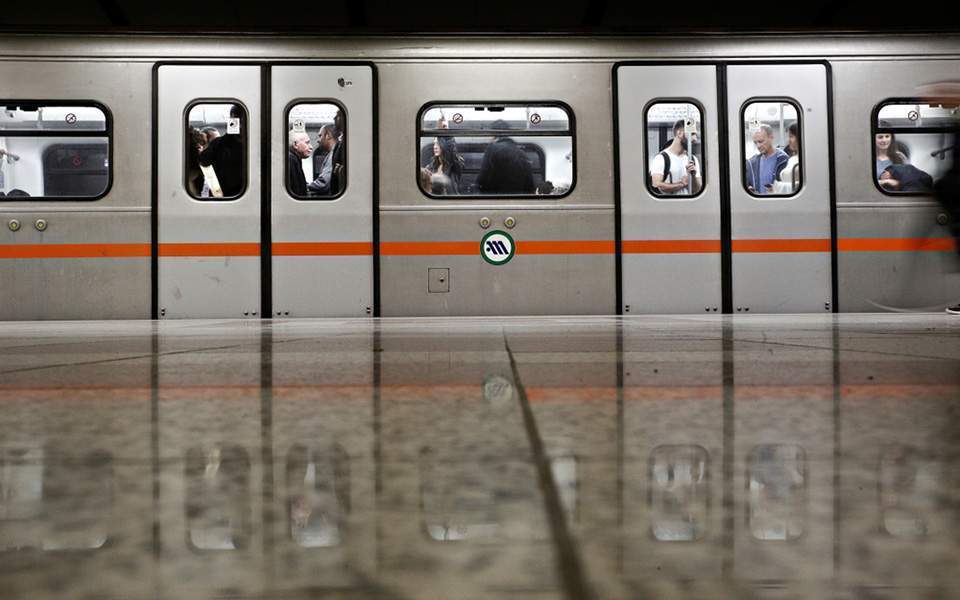Συνθήματα και μπογιές από κουκουλοφόρους στο μετρό Ακρόπολης - Media
