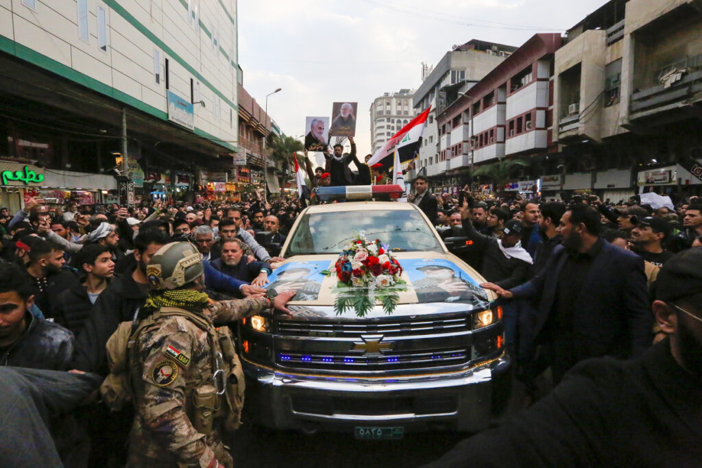 «Εκδίκηση»: Χιλιάδες Ιρανών στην κηδεία του Σουλεϊμανί (Photos/Video) - Media