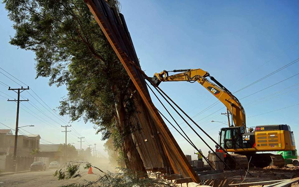 Ισχυροί άνεμοι έριξαν το τείχος στα σύνορα μεταξύ ΗΠΑ - Μεξικού (Video) - Media