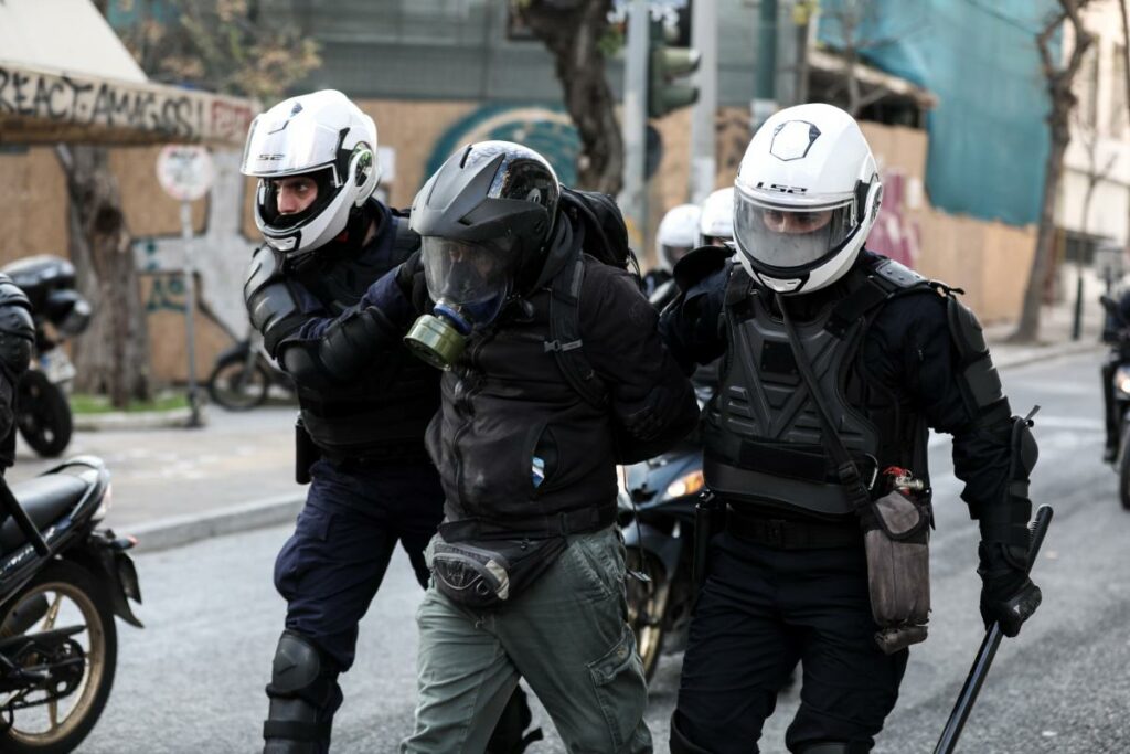 Συλλήψεις, προσαγωγές και τραυματισμοί στην αστυνομική επιχείρηση για την εκκένωση κτιρίων στο Κουκάκι (Photo) - Media