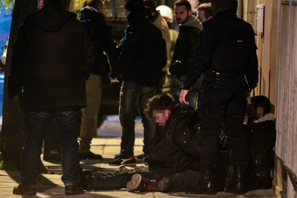 Πέντε συλλήψεις στο κτίριο της οδού Ματρόζου στο Κουκάκι - Ακολουθεί επιχείρηση και στην οδό Παναιτωλίου (Photos) - Media