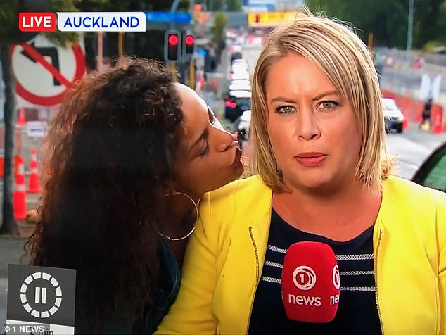 Γυναίκα προσπάθησε να φιλήσει ρεπόρτερ σε ζωντανή μετάδοση (Video) - Media
