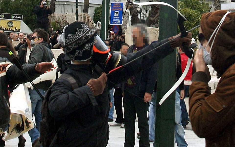 Συνελήφθη ο «τοξοβόλος του Συντάγματος» και μία συνεργός της Ρούπα - Είχαν καλάσνικοφ και ούζι - Media