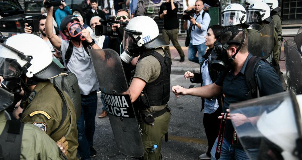 ΑΣΟΕΕ: Επίθεση κατά αστυνομικών με ξύλα και καδρόνια - Media