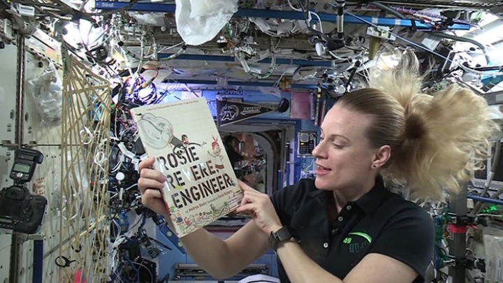 Αστροναύτες στο διάστημα διαβάζουν σε μικρά παιδάκια για να κοιμηθούν - Media