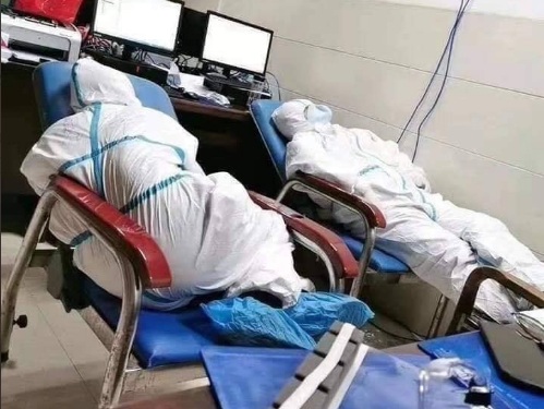 Κίνα-κορονοϊός: «Έλιωσε» το νοσηλευτικό προσωπικό - Γιατροί κοιμούνται όπου βρουν! (Photos) - Media