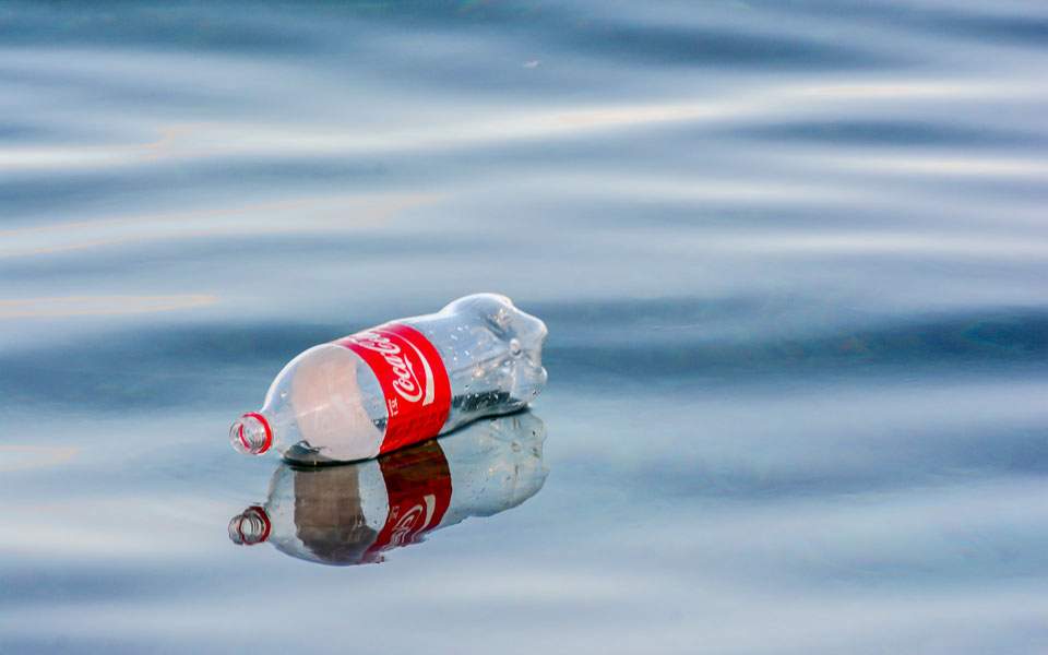 ΗΠΑ: Η Coca-Cola δεν καταργεί τα πλαστικά μπουκάλια - Media