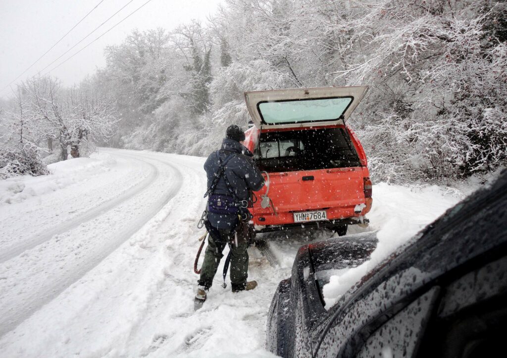 ΔΕΔΔΗΕ: Δεκάδες βλάβες στο Δίκτυο από τη χιονόπτωση - Συνεργεία με 1000 τεχνικούς για την αποκατάστασή τους - Media
