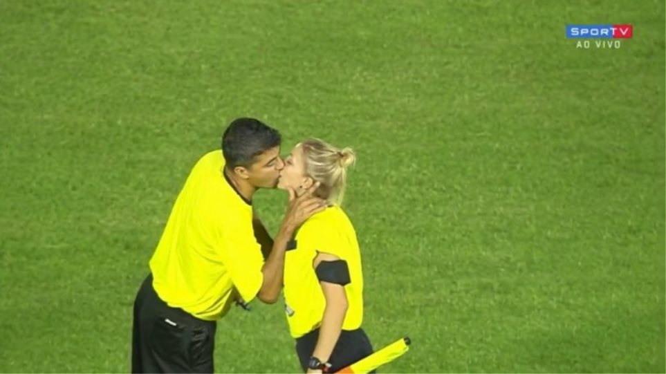 Διαιτητές φιλήθηκαν στο στόμα την ώρα του αγώνα (Video) - Media