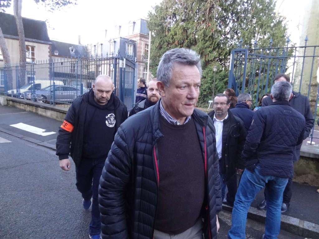 Πυροβολισμοί στο δημαρχείο της πόλης Ντρο (Dreux) της Γαλλίας - Media