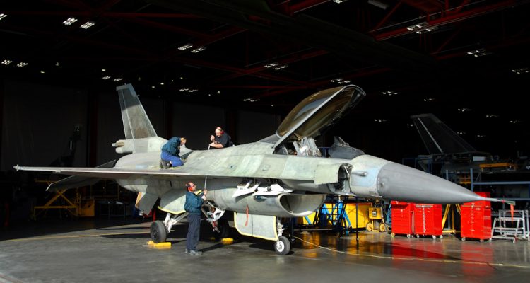 Σε υπόστεγο της ΕΑΒ το πρώτο F-16 της ΠΑ για την αναβάθμιση του σε Viper - Media