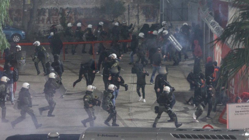Oλυμπιακός - Παναθηναϊκός: Η ΕΛ.ΑΣ. κάνει λόγο για τραυματία αστυνομικό έξω από το Καραϊσκάκη - Media