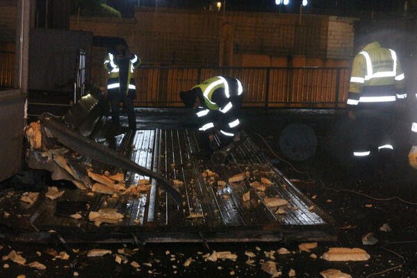 Ισχυρή καταιγίδα στην Κωνσταντινούπολη ξήλωσε δεκάδες στέγες (Photos/Video) - Media