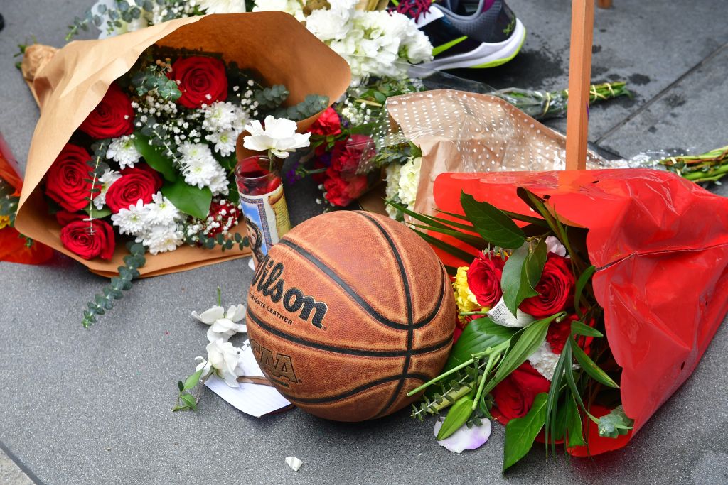Θρήνος στις ΗΠΑ για τον θάνατο του Κόμπι Μπράιαν - Φίλαθλοι συγκεντρώνονται στο Staples Center (Photos) - Media