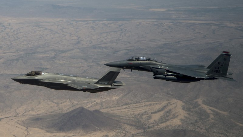 F-35 ή F-15X: Το... άλυτο δίλημμα των ενόπλων δυνάμεων των ΗΠΑ (Photos) - Media