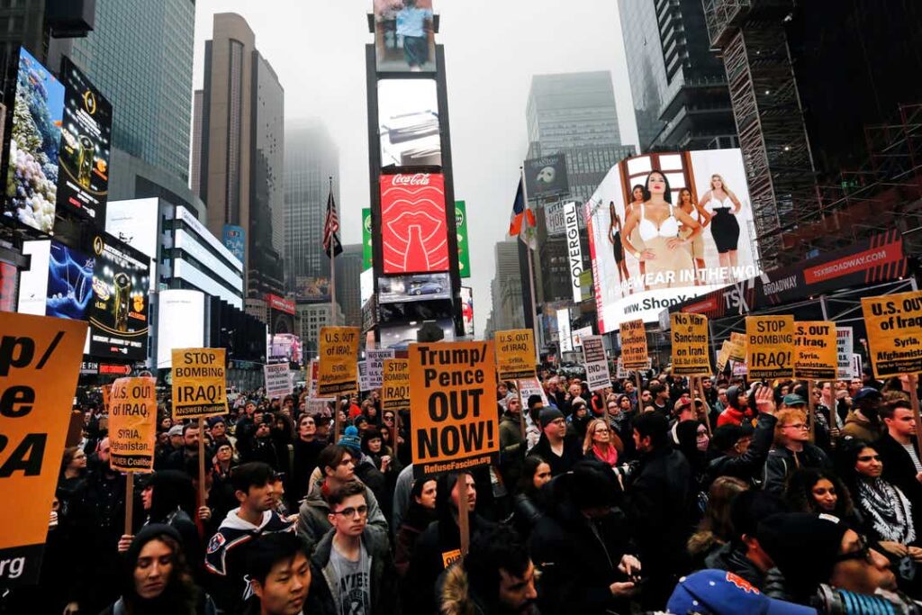 «Έξω η Αμερική από τη Μέση Ανατολή»: Διαδηλώσεις σε 70 πόλεις των ΗΠΑ ενάντια σε ενδεχόμενο πόλεμο με το Ιράν (Photos) - Media