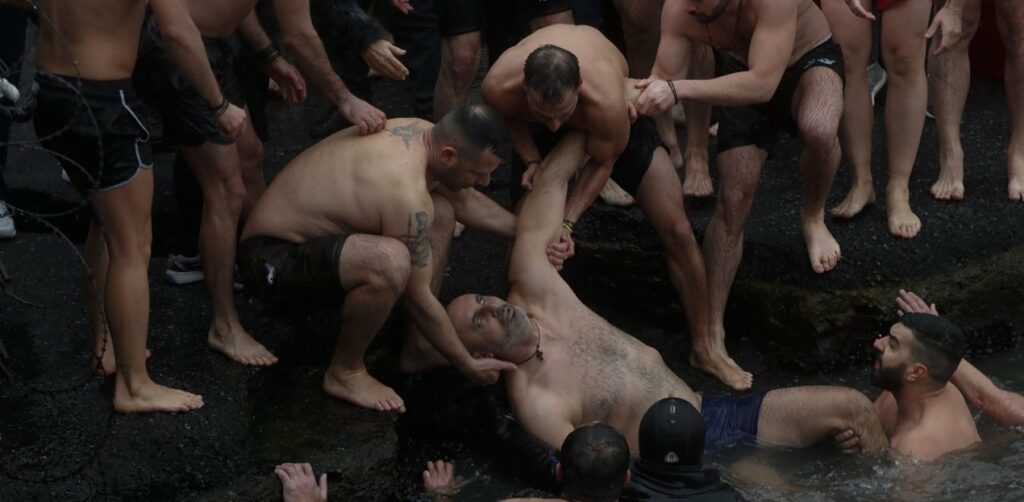 Κωνσταντινούπολη: Έχασε τις αισθήσεις του ενώ βούτηξε για τον Σταυρό - Τον έσωσαν με ανάνηψη! (Video) - Media