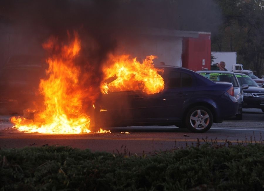 Αυτοκίνητο έπιασε φωτιά εν κινήσει στην Εθνική Οδό Θεσσαλονίκης-Σερρών - Media