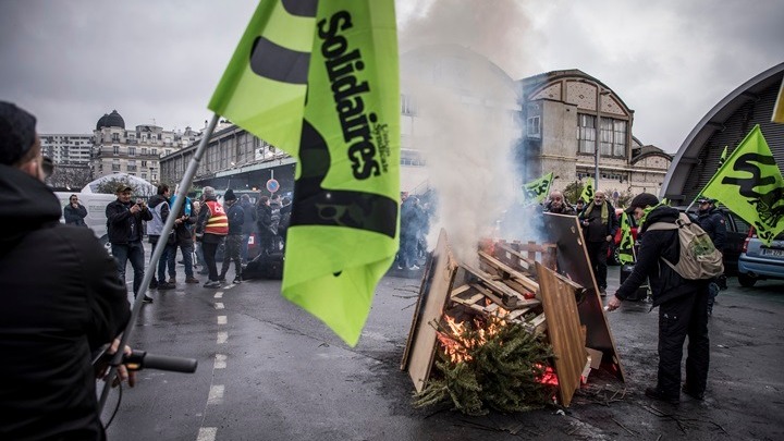 Επεισόδια στο Παρίσι: Η αστυνομία έριξε δακρυγόνα για να διαλύσει διαδηλωτές  - Media