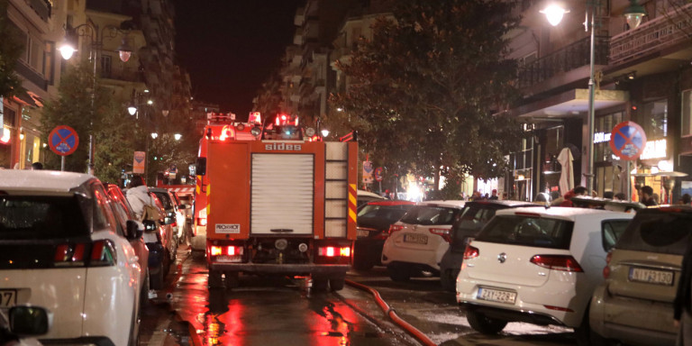 Απομακρύνθηκαν δύο άνθρωποι από το φλεγόμενο διαμέρισμα στην Αθήνα - Media