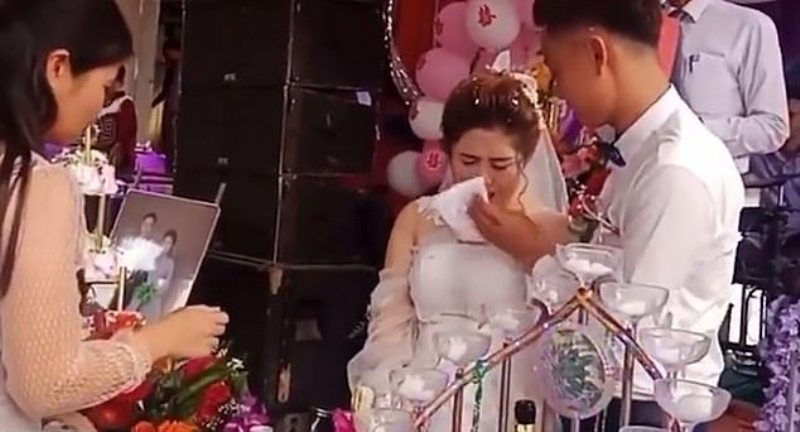 Παραλίγο να της βγάλει το μάτι - Ο γαμπρός άνοιξε τη σαμπάνια αλλά ο φελλός χτύπησε στο μάτι τη νύφη (Video) - Media